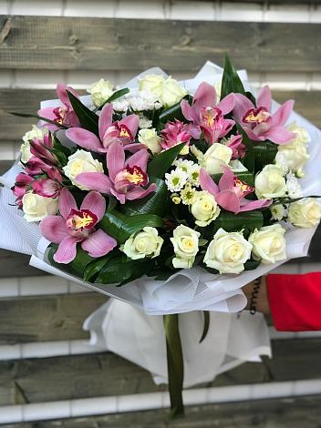 Букет цветов из: Розы и Хризантемы в Грязь