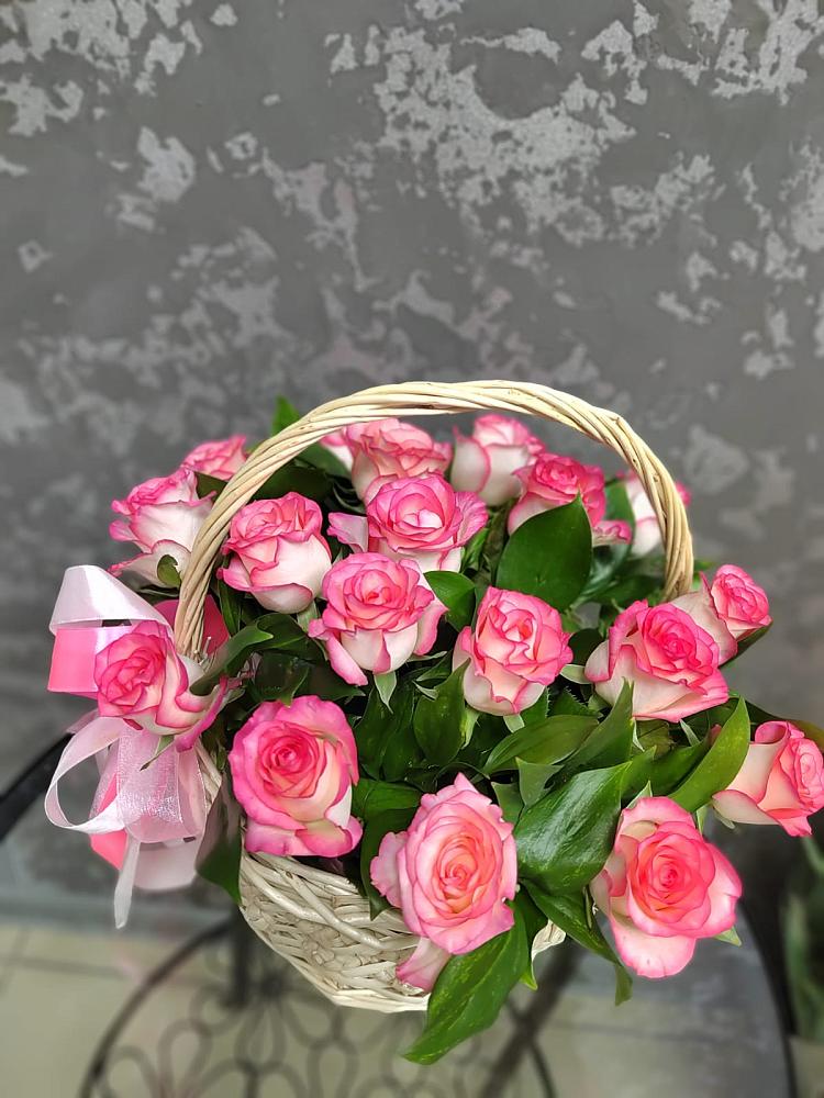 Цветочная композиция из Розы в корзине в Грязь