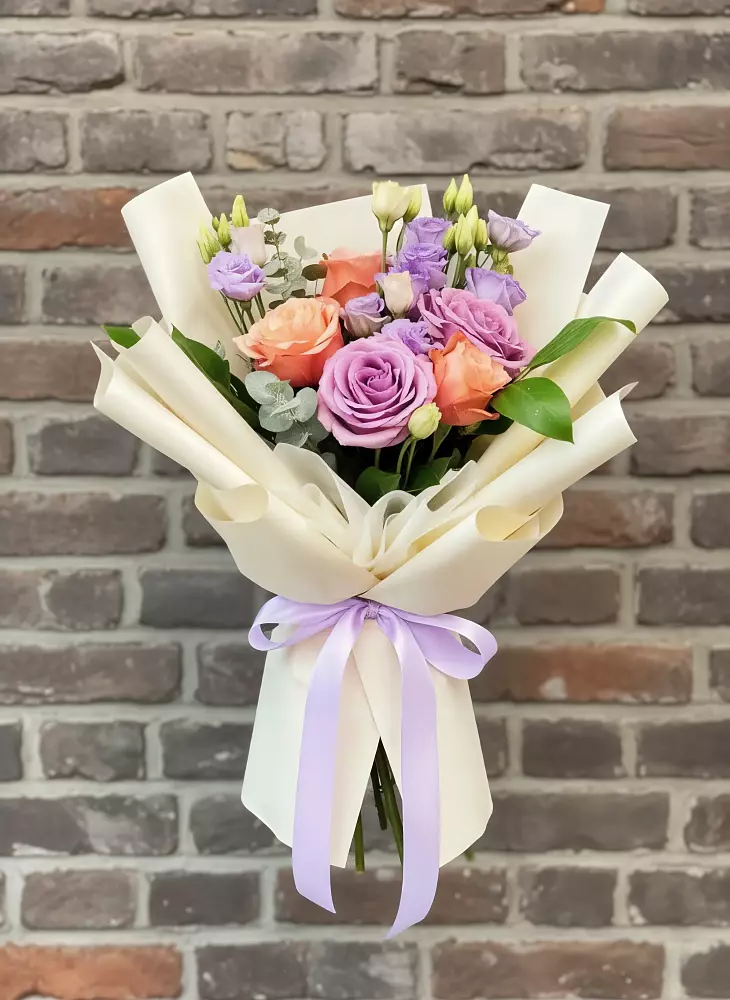 Букет цветов из: Лизиантусы и Розы в Грязь