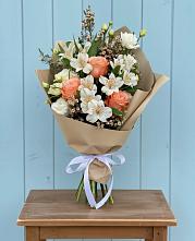 Букет цветов из:  Альстромерии, Лизиантусы, Розы и Хризантемы в Грязь