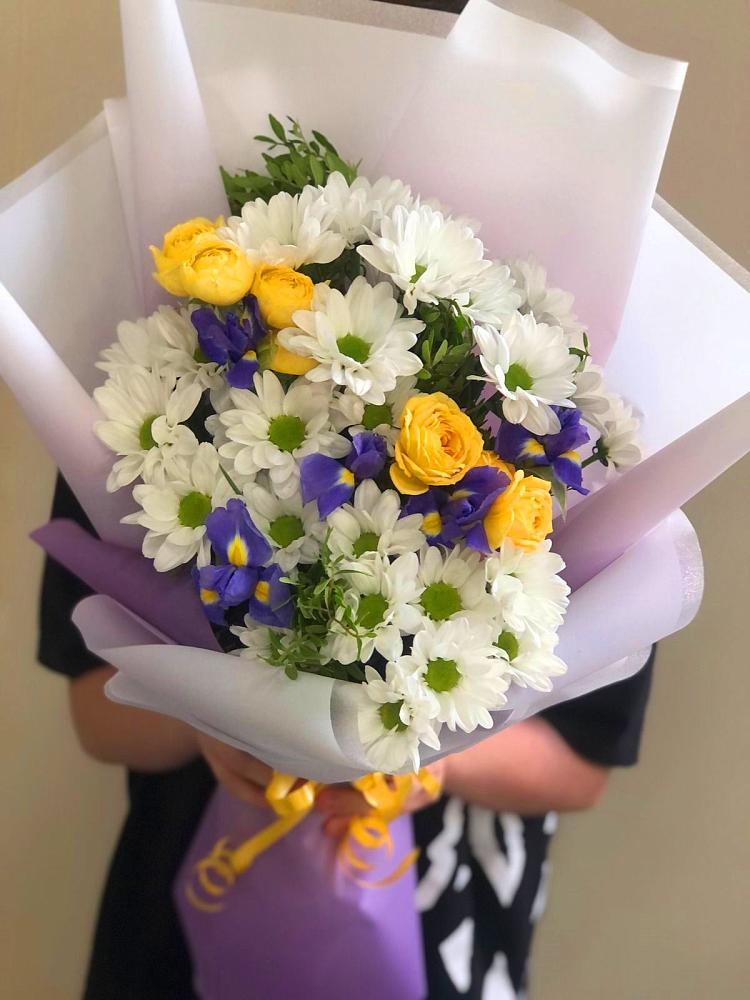 Букет цветов из: Ирисы, Хризантемы и Розы в Грязь