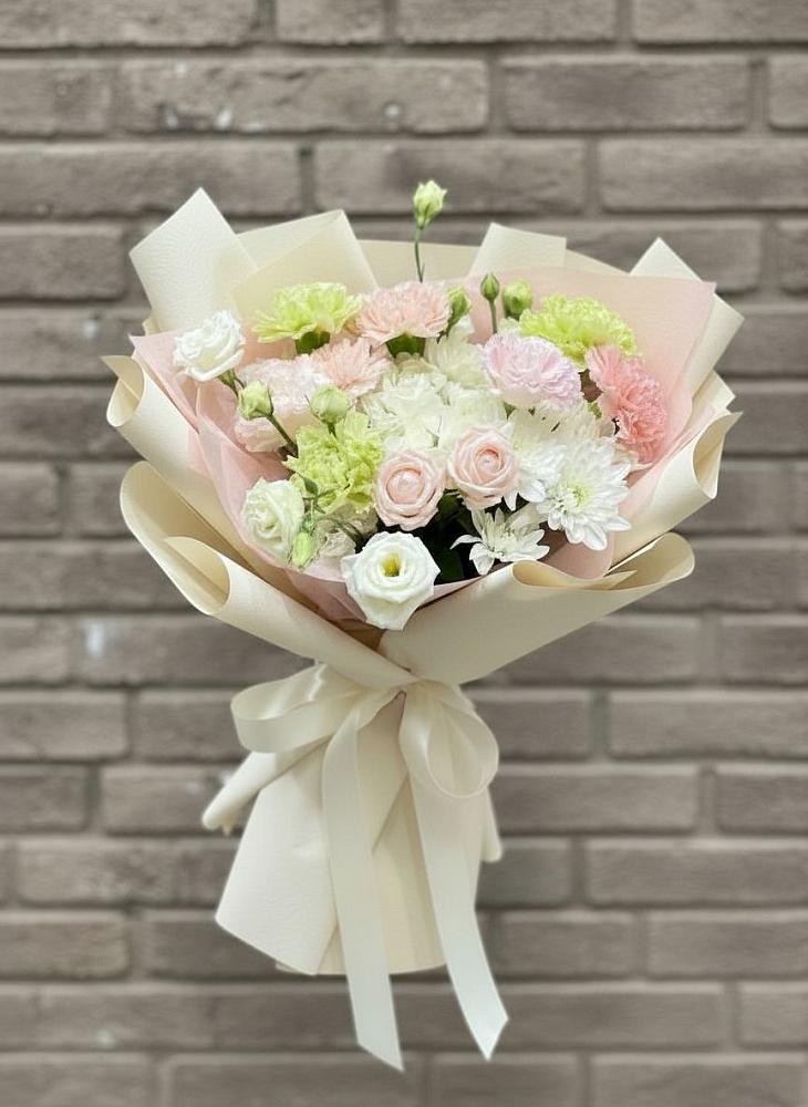 Букет цветов из: Гвоздики, Розы, Лизиантусы и Хризантемы в Грязь