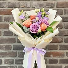 Букет цветов из:  Лизиантусы и Розы в Грязь