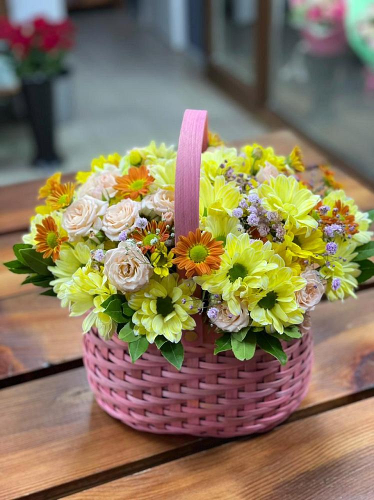 Цветочная композиция из Хризантемы и Розы в корзине в Грязь