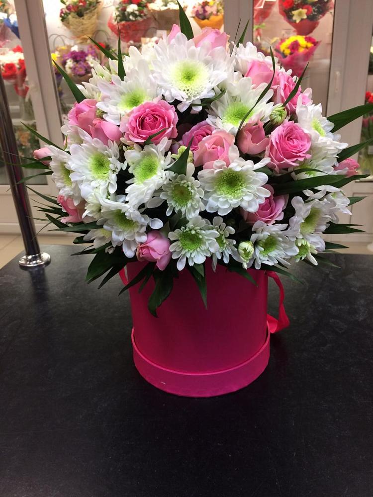 Цветочная композиция из Розы и Хризантемы в шляпной коробке в Грязь