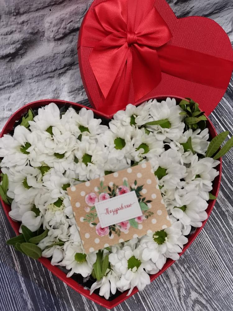 Цветочная композиция из Хризантемы в виде сердца в Грязь