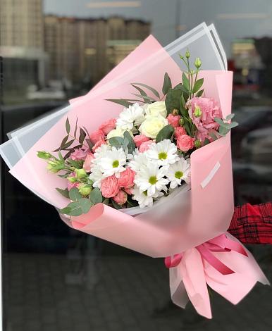 Букет цветов из: Розы, Лизиантусы и Хризантемы в Грязь